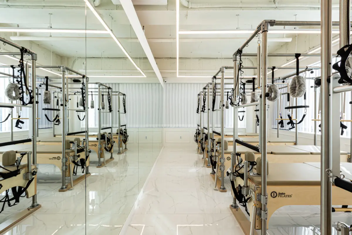 캐딜락 기구가 갖춰진 프로페셔널 필라테스 룸